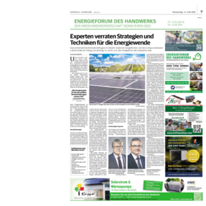 Die Zeitung zeigt ein Energieforum mit Solarpanels im Hintergrund und zwei Fachleuten, die Strategien zur Energiewende erörtern.