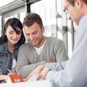 Eine Frau und Zwei Männer an einem Tisch
