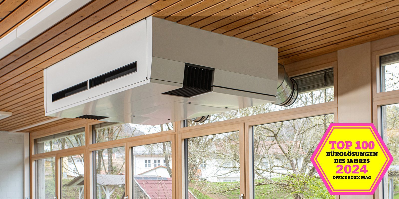 Eine Klimaanlage die an einer Holzdecke montiert ist, unten rechts steht: Top 100 Bueroloesungen des Jahres 2024