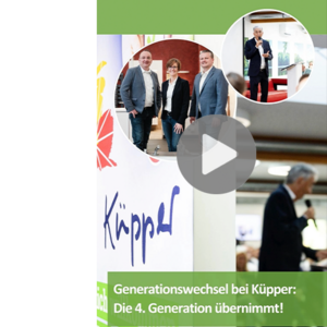 Die neuen Führungskräfte von Küpper stehen stolz zusammen, während der Generationswechsel in einem festlichen Rahmen gefeiert wird.
