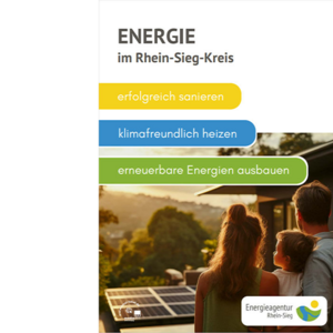 Eine Familie betrachtet ein Informationsheft über klimafreundliches Heizen und Sanieren im Rhein-Sieg-Kreis.