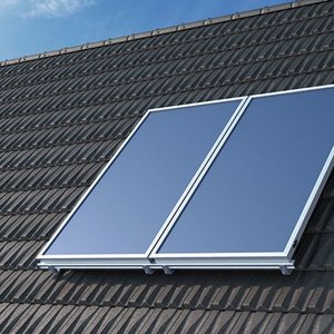 Auf einem Dach sind zwei Solarpanels sichtbar, die in der Sonne glänzen und umweltfreundliche Energie erzeugen.