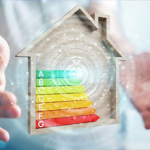 Ein drei D Symbol eines Energieeffizienzklasse mit einer Hausumrandung und zwei Haenden