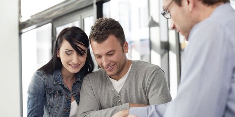 Kundenberatung für ein junges Paar