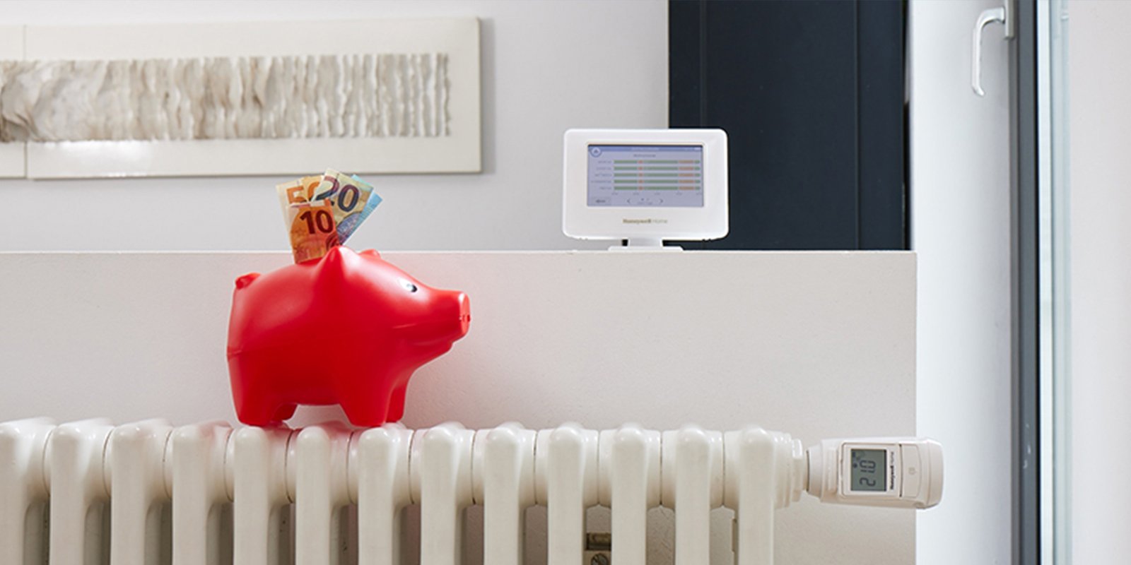 Ein Sparschwein das auf einem Heizkoerper steht