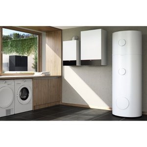 Ein modernes Waschzimmer mit einer Waschmaschine, einem Trockner und einem großen weißen Warmwasserspeicher.