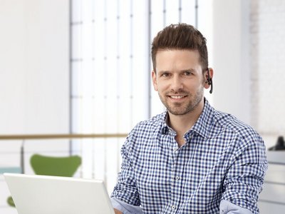 ansprechpartner-contentcard.jpg Ein Ansprechpartner sitzt im Büro - unsere Mitarbeiter stehen für Sie bereit.