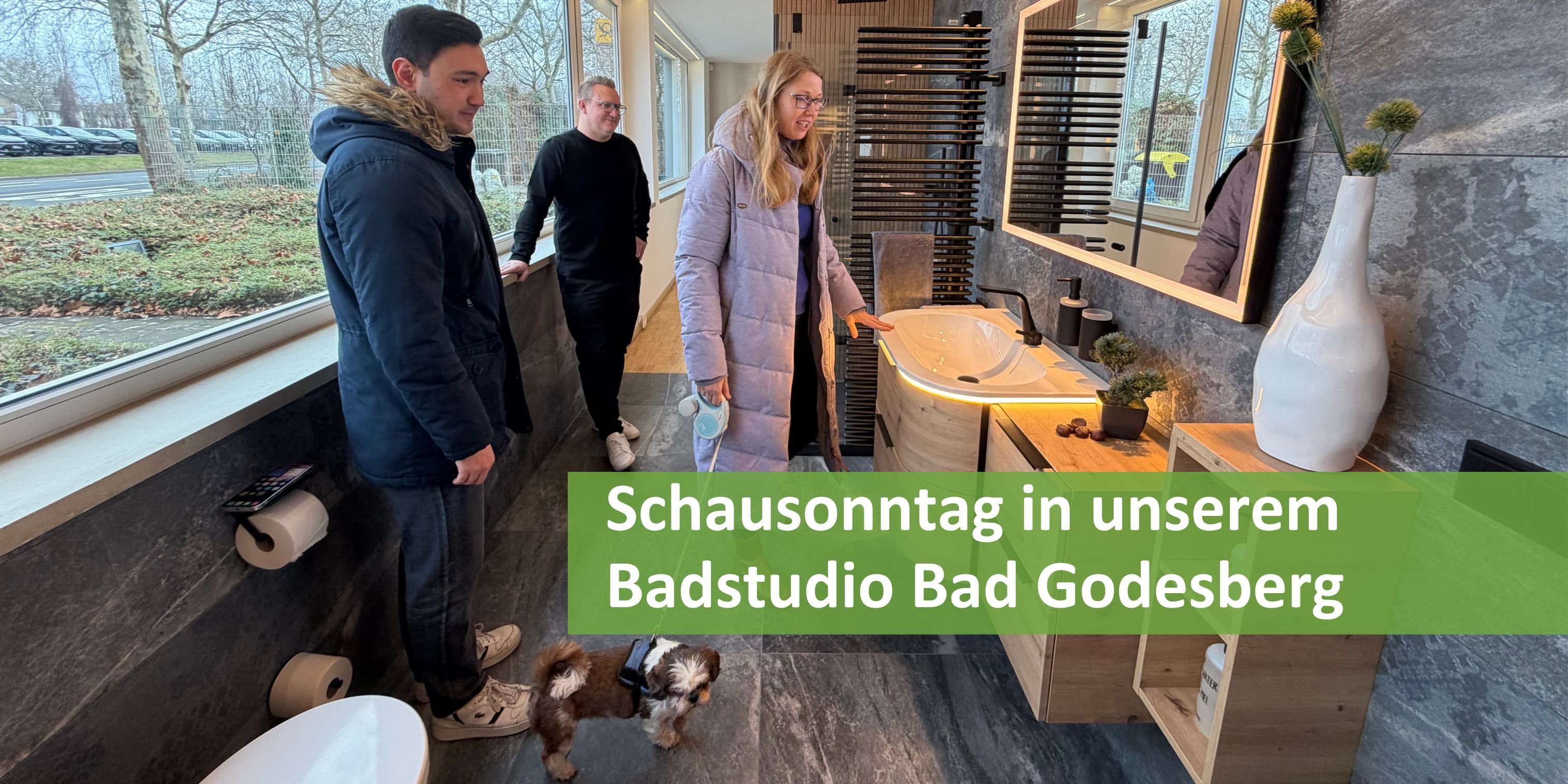 Drei Personen und ein Hund stehen in einem modernen Badstudio, das mit eleganten Möbeln und Pflanzen dekoriert ist.