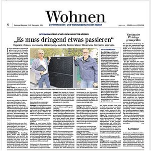 Zwei Männer stehen vor einer Wärmepumpe, während sie über alternative Heizmethoden für ältere Häuser diskutieren.